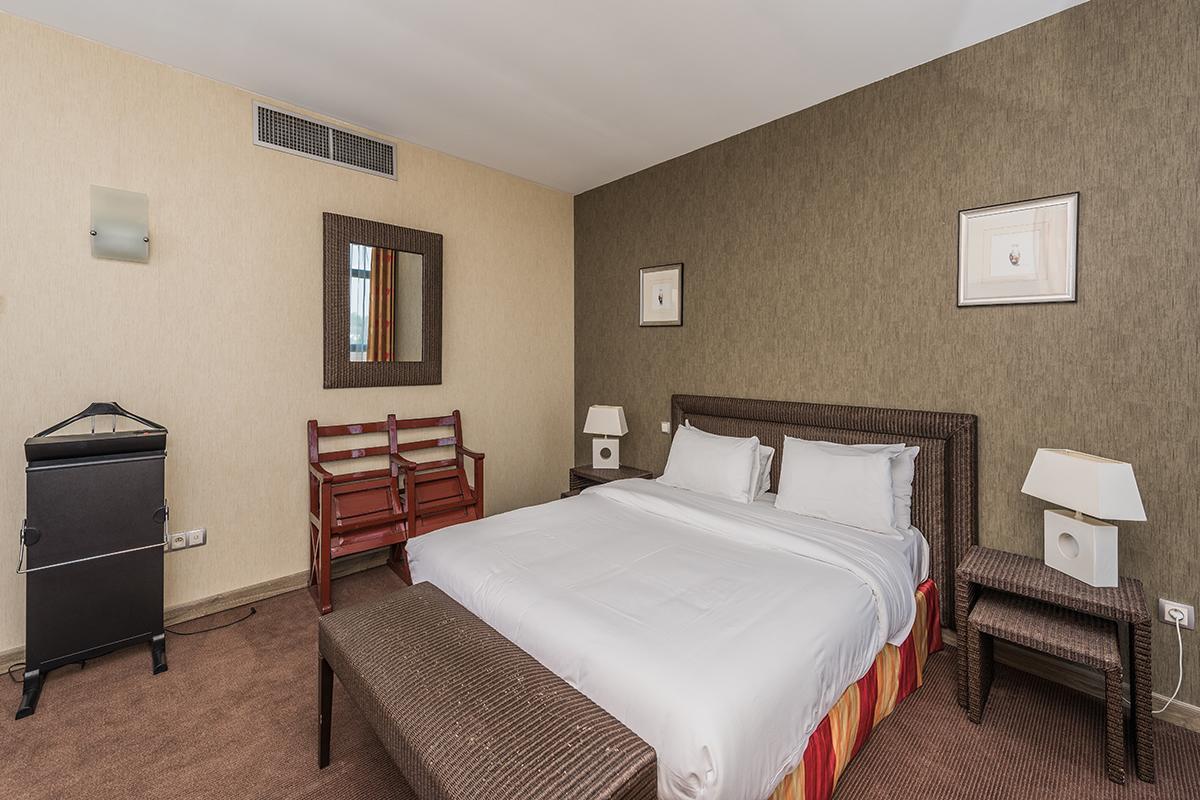Hostellerie Saint Vincent Beauvais Aeroport Buitenkant foto